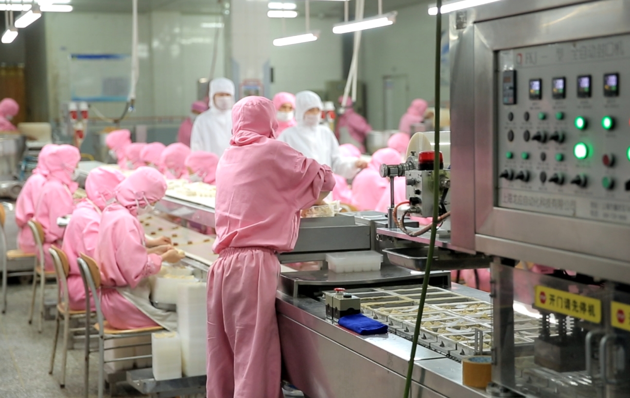 馄饨源头工厂的核心竞争力，首先体现在智能化生产线的架