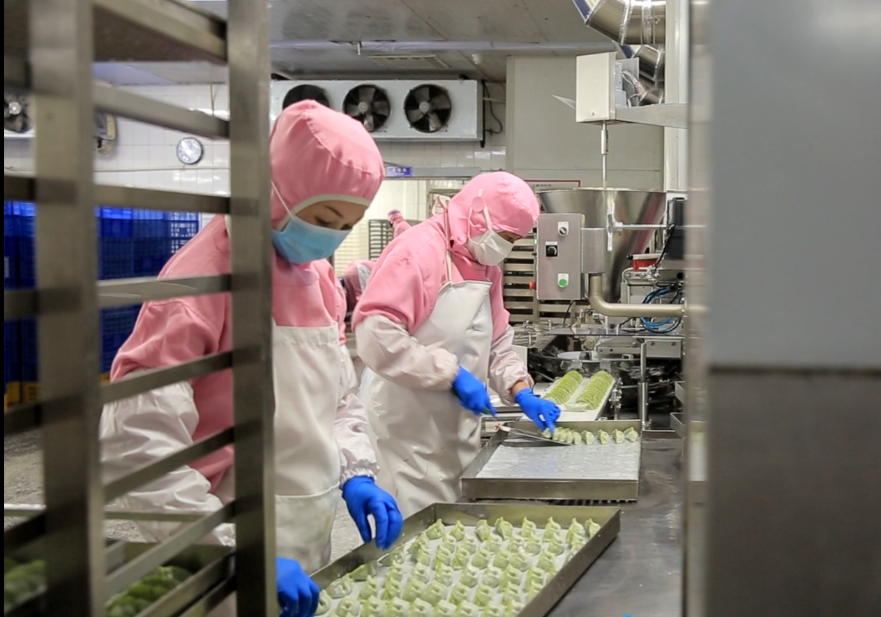 现代工厂通过技术手段延伸传统美食的文化维度